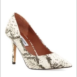 Steven Madden Kissses Pump